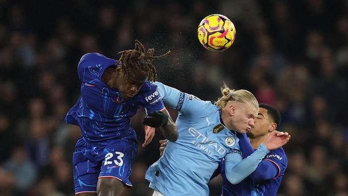 Soccer Football - Premier League - Manchester City v Chelsea - Etihad Stadium, Manchester, Britain - January 25, 2025 Chelseas Trevoh Chalobah and Chelseas Levi Colwill in action with Manchester Citys Erling Haaland Action Images via Reuters/Lee Smith EDITORIAL USE ONLY. NO USE WITH UNAUTHORIZED AUDIO, VIDEO, DATA, FIXTURE LISTS, CLUB/LEAGUE LOGOS OR LIVE SERVICES. ONLINE IN-MATCH USE LIMITED TO 120 IMAGES, NO VIDEO EMULATION. NO USE IN BETTING, GAMES OR SINGLE CLUB/LEAGUE/PLAYER PUBLICATIONS. PLEASE CONTACT YOUR ACCOUNT REPRESENTATIVE FOR FURTHER DETAILS..
