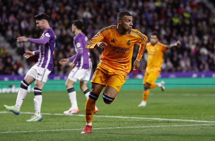 Soccer Football - LaLiga - Real Valladolid v Real Madrid - Estadio Jose Zorrilla, Valladolid, Spain - January 25, 2025 Real Madrids Kylian Mbappe celebrates scoring their first goal REUTERS/Juan Medina