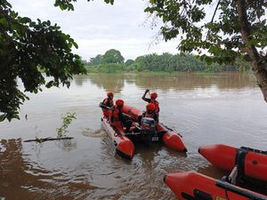 Detik-detik Perahu Ditumpangi Pasutri Karam Usai Alami Kebocoran, Suami Hilang