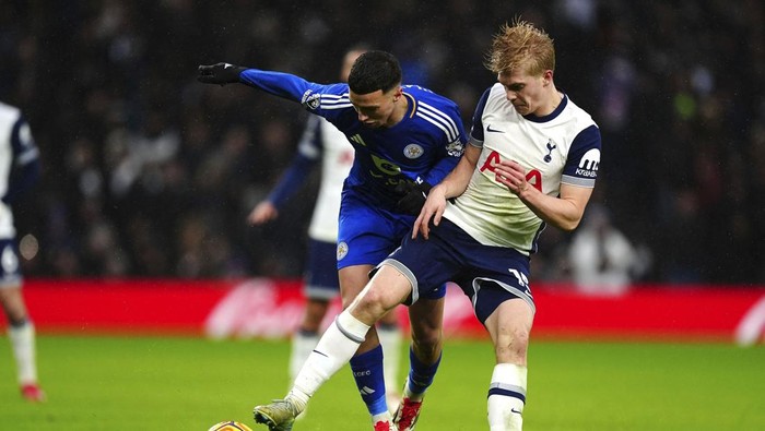 Tottenham Hotspurs Lucas Bergvall, right, vies for the ball during the English Premier League soccer match between Tottenham Hotspur and Leicester City, at Tottenham Hotspur Stadium, London, Sunday, Jan. 26, 2025. (Mike Egerton/PA via AP)