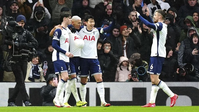 Tottenham Hotspurs Richarlison, second left, celebrates scoring his sides first goal of the game with teammates, during the English Premier League soccer match between Tottenham Hotspur and Leicester City, at Tottenham Hotspur Stadium, London, Sunday, Jan. 26, 2025. (Mike Egerton/PA via AP)