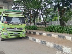 Truk Terparkir di Depan DPRD Palembang Hampir Sebulan, Punya Siapa?
