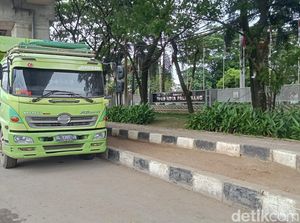Truk Terparkir di Depan DPRD Palembang Hampir Sebulan, Punya Siapa? Truk Terparkir di Depan DPRD Palembang Hampir Sebulan, Punya Siapa?