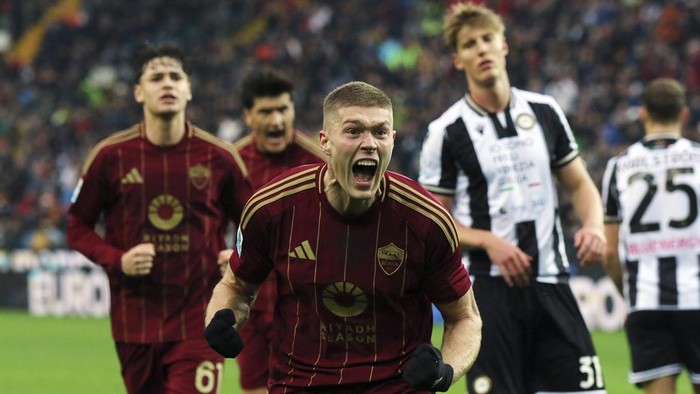 Romas Artem Dovbyk celebrates scoring their sides second goal of the game during the Serie A soccer match between Udinese and Roma at the Bluenergy Stadium in Udine, Italy, Sunday, Jan. 26, 2025. (Andrea Bressanutti/LaPresse via AP)
