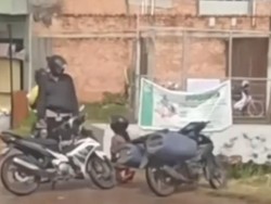 Tabrak Motor Polisi, Penjual Ikan Berlutut Saat Kuncinya Dibawa Petugas