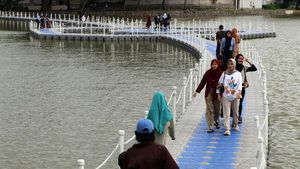 Wisata Jembatan Apung di Situ Rawa Kalong Depok