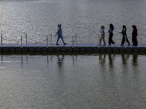 Sensasi Berjalan di Jembatan Apung Situ Rawa Kalong Depok