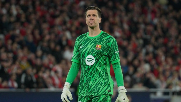LISBON, PORTUGAL - 2025/01/21: Wojciech Szczesny of FC Barcelona in action during the UEFA Champions League 2024/25 League Phase Matchday 7 between SL Benfica and FC Barcelona at Estadio da Luz. Final score: SL Benfica 4:5 FC Barcelona. (Photo by Bruno de Carvalho/SOPA Images/LightRocket via Getty Images)