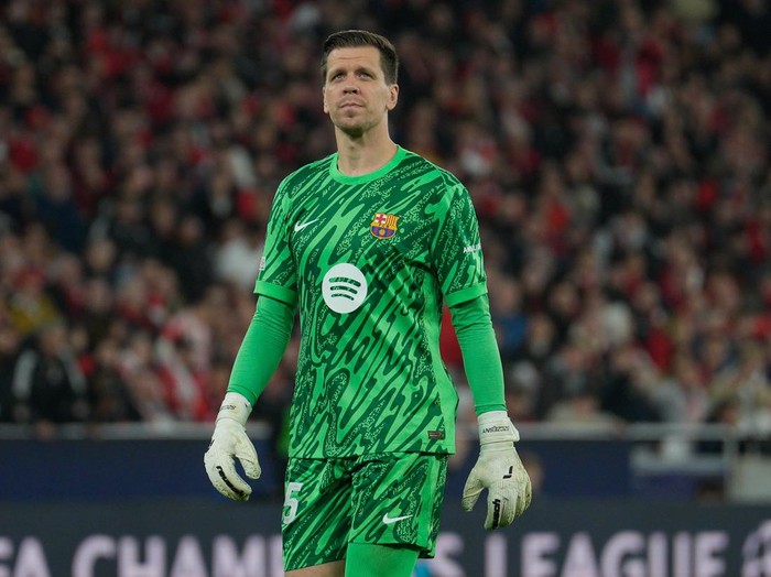 LISBON, PORTUGAL - 2025/01/21: Wojciech Szczesny of FC Barcelona in action during the UEFA Champions League 2024/25 League Phase Matchday 7 between SL Benfica and FC Barcelona at Estadio da Luz. Final score: SL Benfica 4:5 FC Barcelona. (Photo by Bruno de Carvalho/SOPA Images/LightRocket via Getty Images)