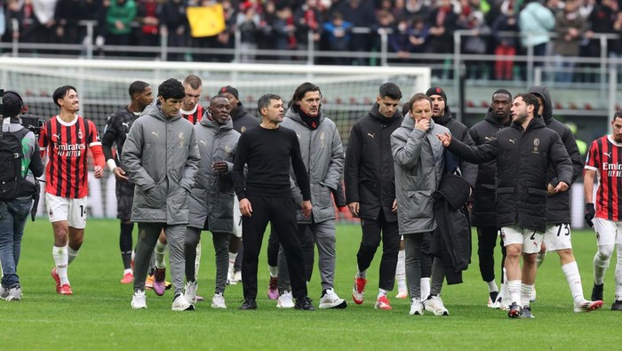 MILAN, ITALY - JANUARY 26:  Head coach of AC Milan Sergio Conceicao celebrates the win at the end of the Serie A match between AC Milan and Parma at Stadio Giuseppe Meazza on January 26, 2025 in Milan, Italy. (Photo by Claudio Villa/AC Milan via Getty Images)