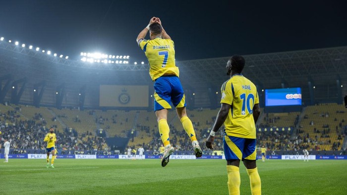 RIYADH, SAUDI ARABIA - JANUARY 26: Cristiano Ronaldo  of Al-Nassr FC celebrates scoring their third goal during the Saudi Pro League match between Al-Nassr and Al-Fateh at Al Awwal Park on January 26, 2025 in Riyadh, Saudi Arabia. (Photo by Abdullah Ahmed/Getty Images)