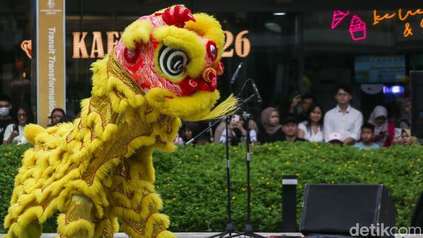 Atraksi Barongsai Meriahkan Imlek di Taman Literasi Blok M