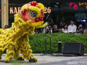 Atraksi Barongsai Meriahkan Imlek di Taman Literasi Blok M