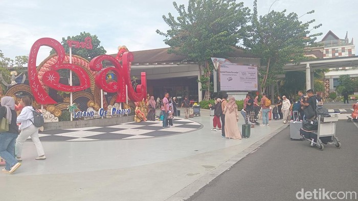 Bandara Ngurah Rai Kedatangan penumpang di terminal domestik Bandara Internasional I Gusti Ngurah Rai, Senin (27/1/2025). (Aryo Mahendro/detikBali)