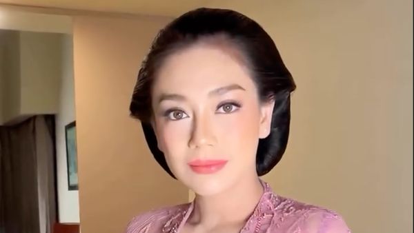 7 Pesona Celine Evangelista Berkebaya saat Dapat Gelar Kebangsawanan