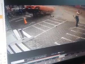 Video CCTV Sedan Mahasiswa Unpad Tabrak Tukang Parkir hingga Tewas