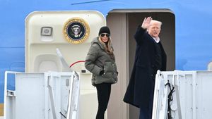 Gaya Melania Trump Bertugas Jadi First Lady, Dipuji Bicara Bahasa Slovenia