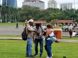 Cerita Aiman Jadi Tukang Foto Keliling, Cari Rezeki di Kawasan Monas