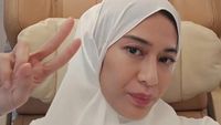 7 Gaya Dian Sastrowardoyo Bikin Pangling Pakai Hijab Serba Putih saat Umrah