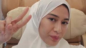 7 Gaya Dian Sastrowardoyo Bikin Pangling Pakai Hijab Serba Putih saat Umrah