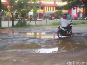 Kendala Pemkab Bone Perbaiki Jalan Dekat Kantor DPRD 10 Tahun Rusak Parah Kendala Pemkab Bone Perbaiki Jalan Dekat Kantor DPRD 10 Tahun Rusak Parah