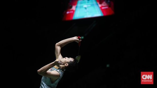 Tunggal putra Indonesia Jonatan Christie jadi runner up Indonesia Masters 2025 usai kalah di babak final dari wakil Thailand Kunlavut Vitidsarn di Istora Gelora Bung Karno, Minggu (26/1). (CNN Indonesia/ Adi Ibrahim)