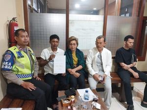 Viral Mobil Dirusak Massa Diduga gegara Lawan Arah di Jakbar