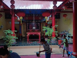 Kelenteng Satu-satunya di NTT Dibersihkan Jelang Imlek 2025