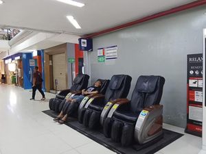 Momen Libur Panjang, Kursi Pijat di St Gambir Laris Manis Dipakai Penumpang