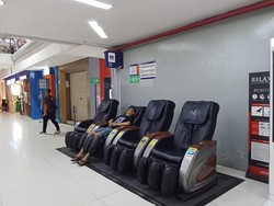 Momen Libur Panjang, Kursi Pijat di St Gambir Laris Manis Dipakai Penumpang