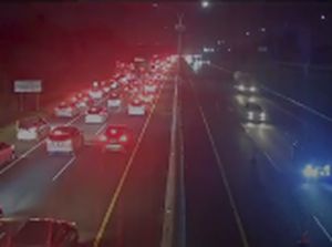 Video: Lalin Arah Puncak Ditutup, Polisi Berlakukan One Way ke Jakarta Video: Lalin Arah Puncak Ditutup, Polisi Berlakukan One Way ke Jakarta