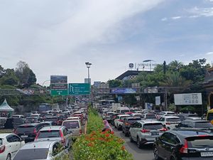 Lalu Lintas Padat, One Way Arah Puncak Bogor Diterapkan Pagi Ini Lalu Lintas Padat, One Way Arah Puncak Bogor Diterapkan Pagi Ini