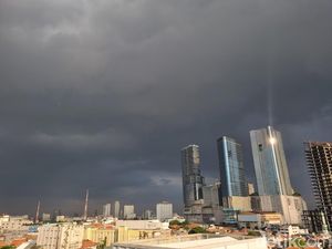 Cuaca Ekstrem Landa Surabaya hingga 30 Januari 2025