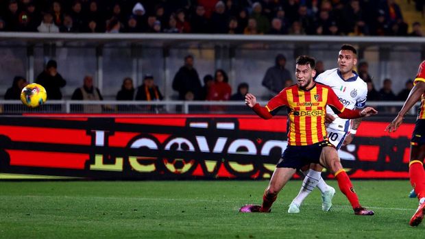 LECCE, ITALY - JANUARY 26: Lautaro Martinez #10 of Inter scores his team's second goal during the Serie A match between Lecce and FC Internazionale at Stadio Via del Mare on January 26, 2025 in Lecce, Italy. (Photo by Maurizio Lagana/Getty Images)