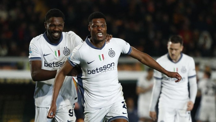 Soccer Football - Serie A - Lecce v Inter Milan - Stadio Via del mare, Lecce, Italy - January 26, 2025 Inter Milans Denzel Dumfries celebrates scoring their third goal with Marcus Thuram REUTERS/Alessandro Garofalo