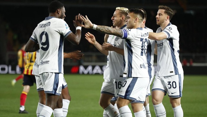 Soccer Football - Serie A - Lecce v Inter Milan - Stadio Via del mare, Lecce, Italy - January 26, 2025 Inter Milans Davide Frattesi celebrates scoring their first goal with Carlos Augusto, Marcus Thuram and Lautaro Martinez REUTERS/Alessandro Garofalo