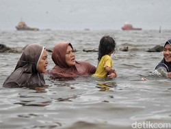 Daya Beli Turun-Marak PHK, tapi Kenapa Tempat Hiburan Ramai Pengunjung?