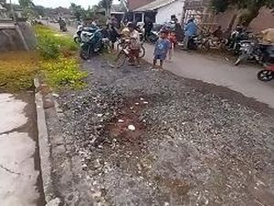 Ancam Bunuh Diri Usai Penggal Ayah, Pemuda Jember Tempelkan Golok ke Leher Ancam Bunuh Diri Usai Penggal Ayah, Pemuda Jember Tempelkan Golok ke Leher