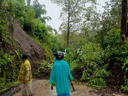 Longsor Tutup Akses Jalan Menuju Pura Luhur Giri Arjuno Kota Batu
