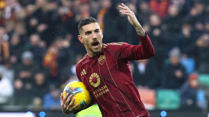 UDINE, ITALY - JANUARY 26: Lorenzo Pellegrini of Roma celebrates his goal during the Serie A match between Udinese and Roma at Stadio Friuli on January 26, 2025 in Udine, Italy. (Photo by Image Photo Agency/Getty Images)