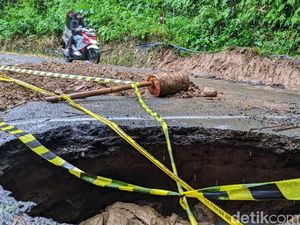 Jalur Antarkecamatan di Trenggalek Bolong Besar, Akses Kendaraan Terganggu Jalur Antarkecamatan di Trenggalek Bolong Besar, Akses Kendaraan Terganggu