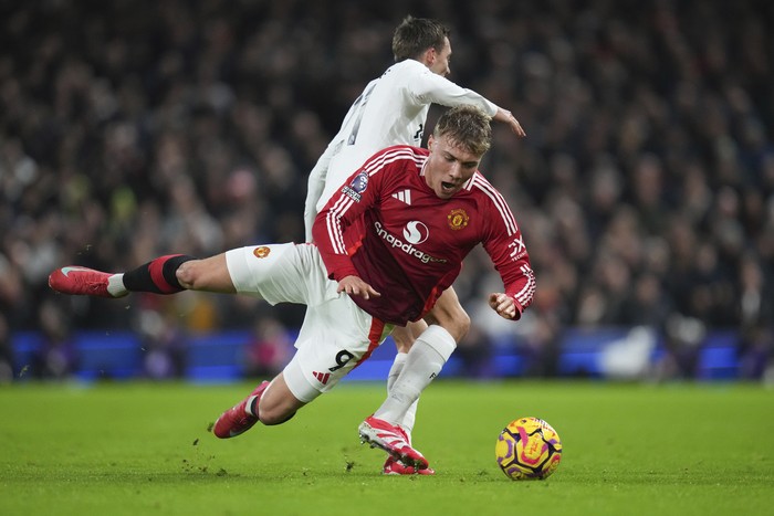 Manchester United Manchester United's Rasmus Hojlund, front, falls on the pitch challenged by Fulham's Timothy Castagne during the English Premier League soccer match between Fulham and Manchester United at Craven Cottage stadium in London, Sunday, Jan. 26, 2025. (AP Photo/Kirsty Wigglesworth)