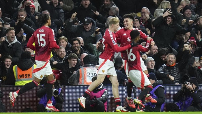 Manchester Uniteds Lisandro Martinez, top right, is congratulated after scoring his sides opening goal during the English Premier League soccer match between Fulham and Manchester United at Craven Cottage stadium in London, Sunday, Jan. 26, 2025. (AP Photo/Kirsty Wigglesworth)