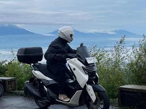 Cara Bikers Nikmati Gugusan Gunung Sumbing, Sindoro, Prau, dari Puncak Telomoyo Cara Bikers Nikmati Gugusan Gunung Sumbing, Sindoro, Prau, dari Puncak Telomoyo