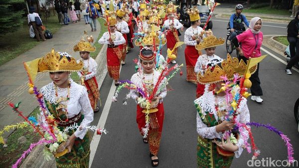 Meriahnya Kirab Budaya Telok Tamat di TMII