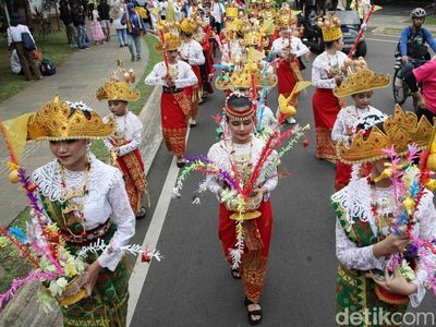 Meriahnya Kirab Budaya Telok Tamat di TMII