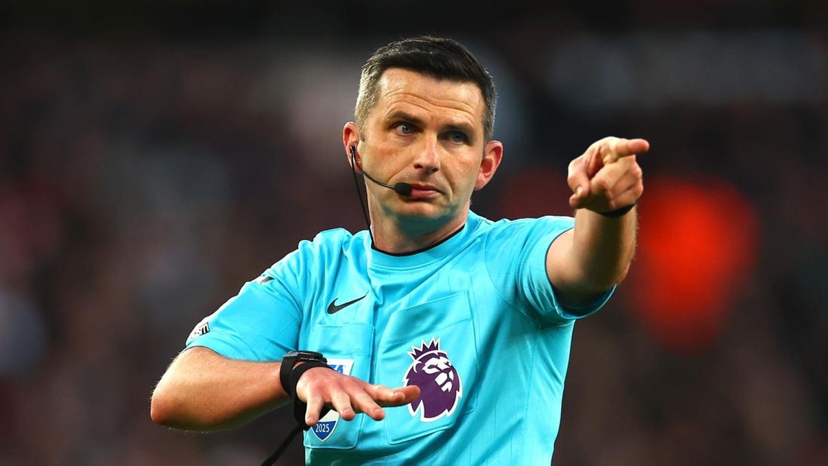 Wasit Michael Oliver mendapat ancaman pembunuhan usai memimpin laga Wolverhampton Wanderers vs Arsenal. (Foto: Chris Brunskill/Fantasista/Getty Images)