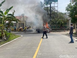 Pikap Pengangkut LPG 3 Kg Terbakar di Jalan Raya Cipatujah Tasikmalaya