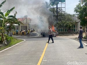 Pikap Pengangkut LPG 3 Kg Terbakar di Jalan Raya Cipatujah Tasikmalaya Pikap Pengangkut LPG 3 Kg Terbakar di Jalan Raya Cipatujah Tasikmalaya
