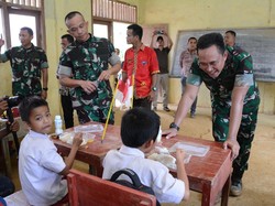 Babinsa Jadi Pengajar Sementara SD di Nias yang Siswa Ngeluh Tak Ada Guru
